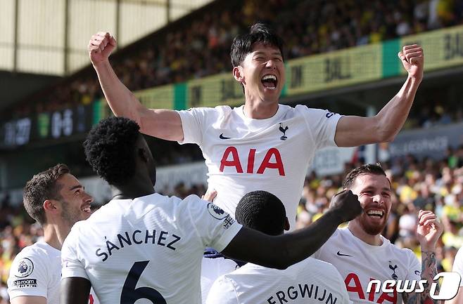 손흥민이 22일(현지시간) 영국 노리치의 캐로 로드에서 열린 EPL 노리치 시티와 경기서 2골을 몰아치며 시즌 23호골을 기록해 아시아 선수로는 처음으로 EPL 득점왕에 올라 기뻐하고 있다. © 로이터=뉴스1