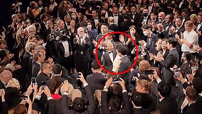 영화 '헤어질 결심' 공식 상영이 끝난 직후 뤼미에르 대극장 ⓒ김성현 기자