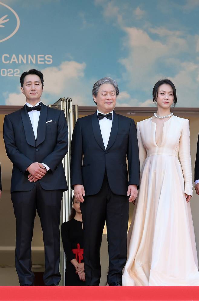영화 '헤어질 결심'의 배우 박해일, 감독 박찬욱, 배우 탕웨이 ⓒCJ ENM
