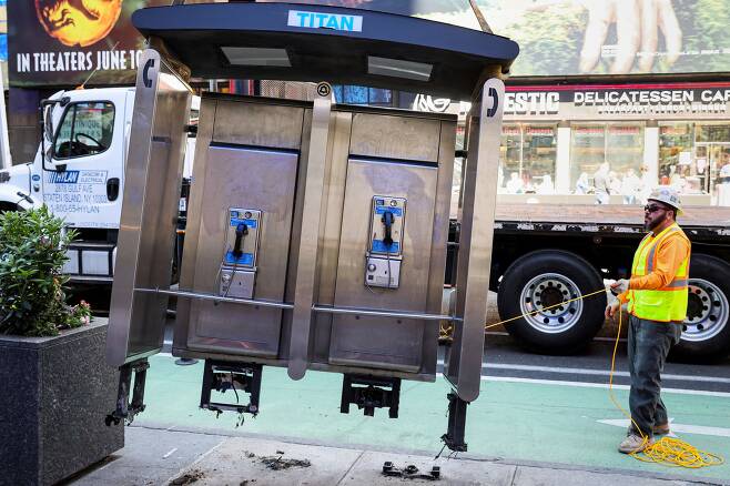 23일(현지 시각) 미국 뉴욕 맨해튼 7번 애비뉴에 있던 공중전화 부스가 철거되고 있다. /로이터 연합뉴스