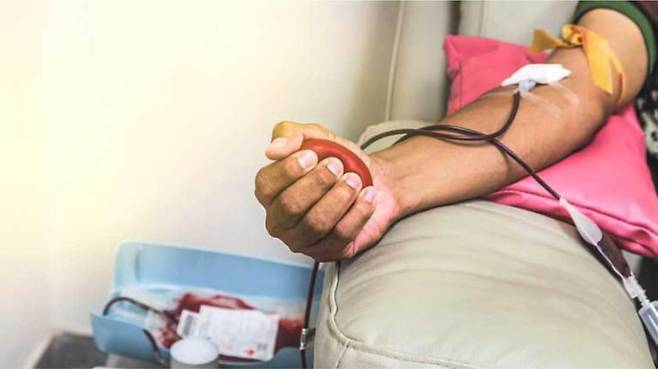 40년 만에 가장 가파른 물가 상승을 겪고 있는 미국에서 헌혈센터를 찾아 ‘혈장 공여’를 하고 금전적 보상을 받는 이들이 늘고 있다. /트위터 캡처