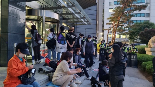 24일 오후 8시께, 서울 중구 서울시청 서소문청사 앞에서 서울도시가스 안전전검원들이 농성을 하고 있다. 서혜미 기자