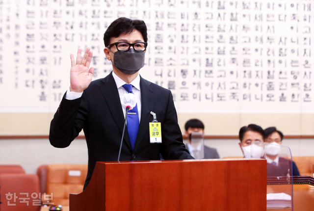 한동훈 법무부 장관 후보자가 9일 서울 여의도 국회에서 열린 인사청문회에 출석해 선서를 하고 있다. 오대근 기자