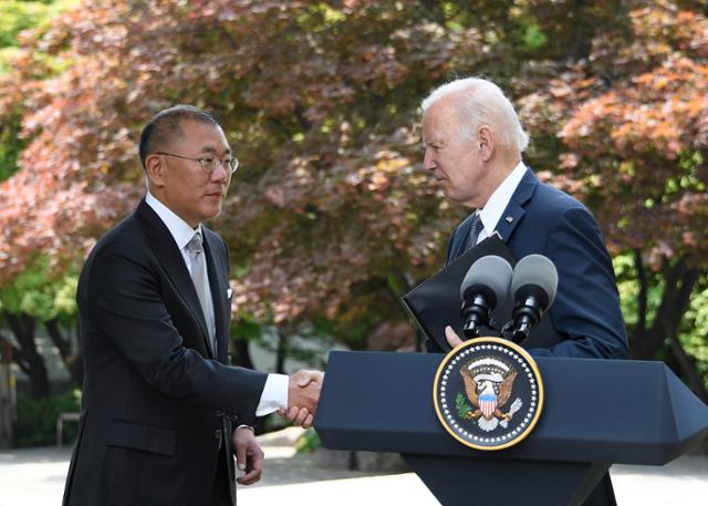 조 바이든 미국 대통령과 정의선 현대자동차 회장이 22일 오전 서울 용산구 그랜드하얏트서울에서 환담을 갖고 기자단을 대상으로 스피치하기 전 악수하고 있다 현대자동차 제공