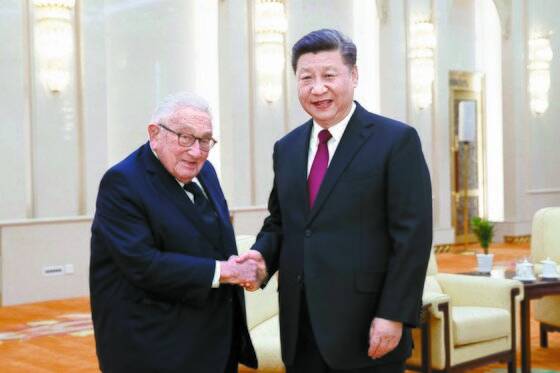 2018년 11월 시진핑 중국 국가주석(오른쪽)과 만난 헨리 키신저 전 미국 국무장관. AP=연합뉴스