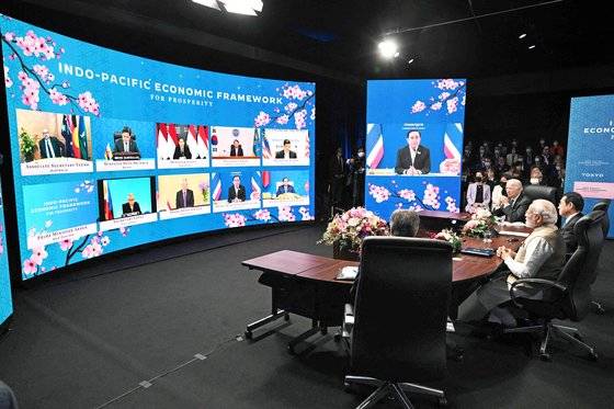 조 바이든 미국 대통령, 기시다 후미오(岸田文雄) 일본 총리, 나렌드라 모디 인도 총리(왼쪽부터)가 23일 일본 도쿄 이즈미 가든 갤러리에서 열린 인도·태평양 경제프레임워크(IPEF) 출범 행사에서 참여국 정상의 발언을 듣는 모습. AFP.