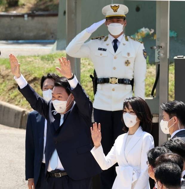 윤석열 대통령과 김건희 여사가 10일 서울 용산구 집무실로 향하며 환영 나온 주민들에게 손을 들어 인사하고 있다. 사진=연합뉴스