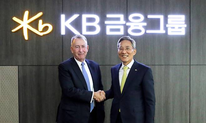 KB Financial Group Yoon Jong-kyoo, right, shakes hands with Jefferies Financial Group President Brian Friedman at the Korean firm’s headquarters in western Seoul on Tuesday. (KB Financial Group)