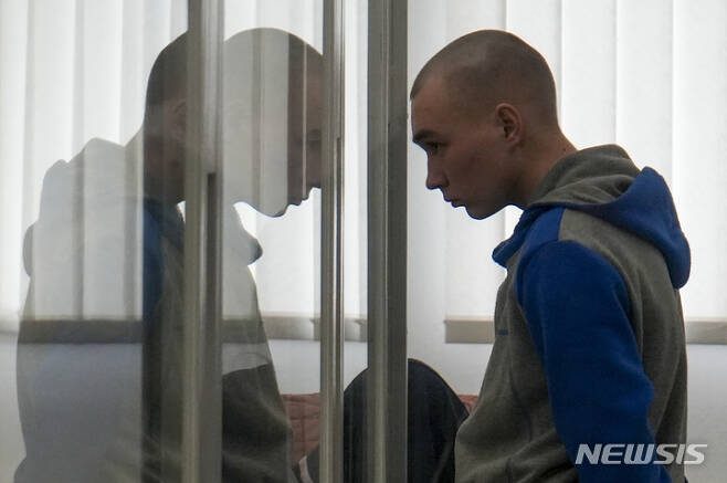 [키이우=AP/뉴시스] 지난 19일(현지시간) 우크라이나 키이우에서 러시아군 하사 바딤 시시마린이 법정에 서 있다. 2022.05.24.