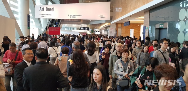 【홍콩=뉴시스】 박현주 미술전문기자 = 2019년 3월30일 홍콩 컨벤션센터에서 열린 홍콩 아트바젤 입구 전경. 오전 11시부터 전 세계에서 온 관람객들이 이어져 북새통을 이루고 있다.