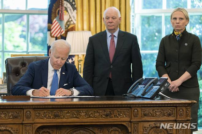 [워싱턴=AP/뉴시스] 조 바이든(왼쪽) 미국 대통령이 9일(현지시간) 백악관 집무실에서 우크라이나 민주주의 방어 무기 대여법안(S.3522)에 서명하고 있다. 2022.05.10.
