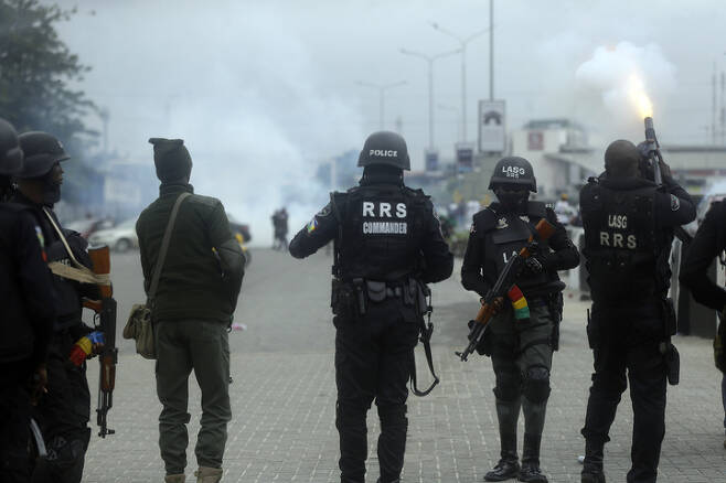 [라고스(나이지리아)=AP/뉴시스] 지난해 10월20일 나이지리아 라고스의 레키 톨 광장에서 경찰이 시위대를 최루탄으로 해산시켰다.  2021.10.20. <*사진은 기사 내용과 관련 없음> *재판매 및 DB 금지