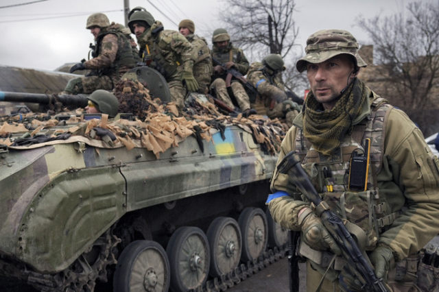 ▲우크라이나 군인들이 수도 키이우 외곽에서 순찰을 하고 있다. ⓒAP=연합뉴스