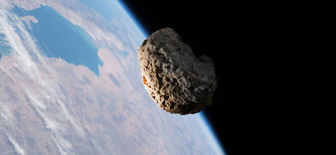 지구를 향해 날아오는 소행성의 가상 그래픽 이미지. 사진=123rf