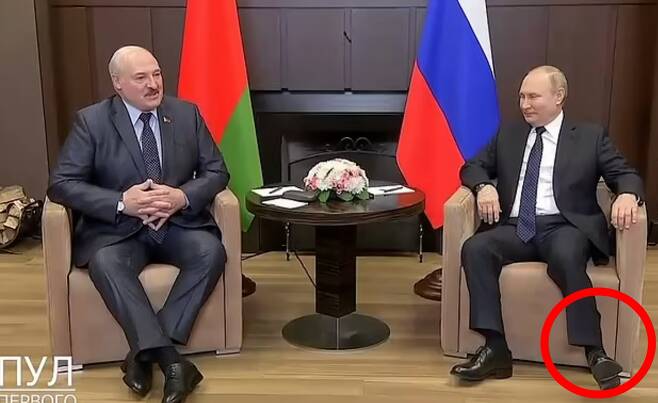 러시아 현지시간으로 23일 블라디미르 푸틴 러시아 대통령과 알렉산드르 루카셴코 벨라루스 대통령과 소치에서 정상회담을 가졌다. 당시 푸틴이 발목을 불편하게 돌리는 모습이 카메라에 포착됐다