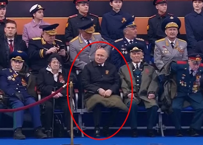 푸틴 대통령이 무릎 담요를 덮은 채 열병식을 참관 중이다. /The Telegraph 유튜브