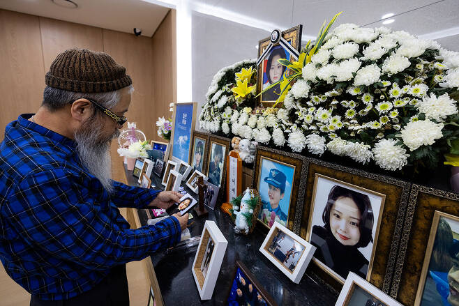 고 이예람 중사의 빈소가 마련된 성남 국군수도병원 장례식장에서 이 중사의 어버지가 딸의 사진을 바라보고 있다. ⓒ시사IN 조남진