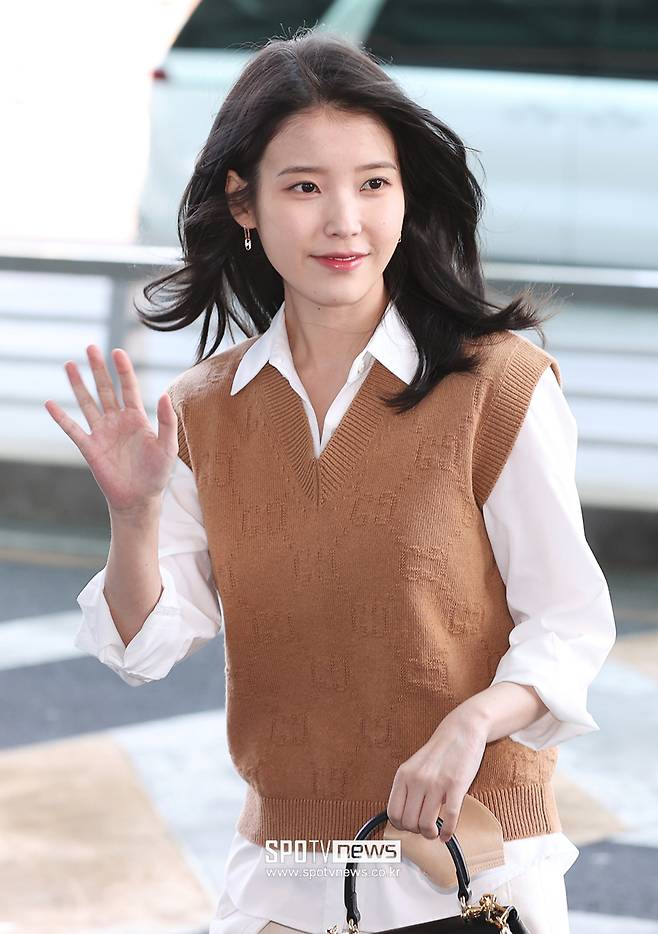 Actor Lee Ji-eun (IU) is leaving for Cannes via Incheon International Airport on the afternoon of the 24th.