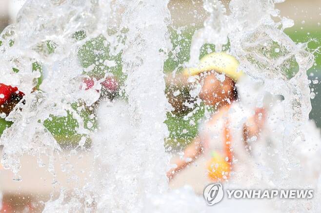 성큼 다가온 여름, 물놀이에 신이 난 어린이 [연합뉴스 자료사진]