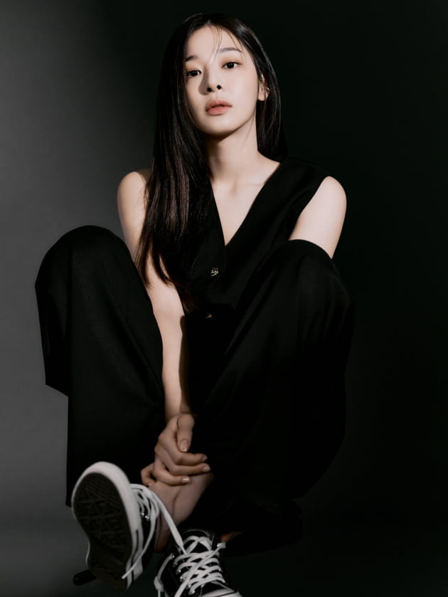 A new Profile photo of Actor Seol In-ah has been released.On the afternoon of the 25th, the Gold Medalist of the agency showed a profile photo of Seol In-ahs new charm.Seol In-ah, who was a single-haired hairstyle in the recent drama In-A-Soon, transformed into a long straight hair in this profile film and showed a different charm from the previous one, digesting the chic mood and natural and lyrical mood of all black.Seol In-ah, who completed the visuals of the extreme with a more sophisticated atmosphere, caught his attention with his beautiful beauty and fascinating eyes.Seol In-ah has styling the concept, each of which has an outlet-free charm.The modern black look showed a chic and daring charm, and the jeans casual look showed a natural charm that seemed to be decorating.Seol In-ah, who has played a cool and lovely role in the In-house Match, is attracting attention with the drama.Seol In-ah is loved by the bright and healthy energy of the world, and the advertising love call continues, proving that it is a popular actor.