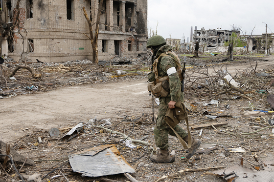 현지시간 22일 마리우폴에서 지뢰 제거 작업 중인 러시아 군인. 〈사진=TASS 연합뉴스〉