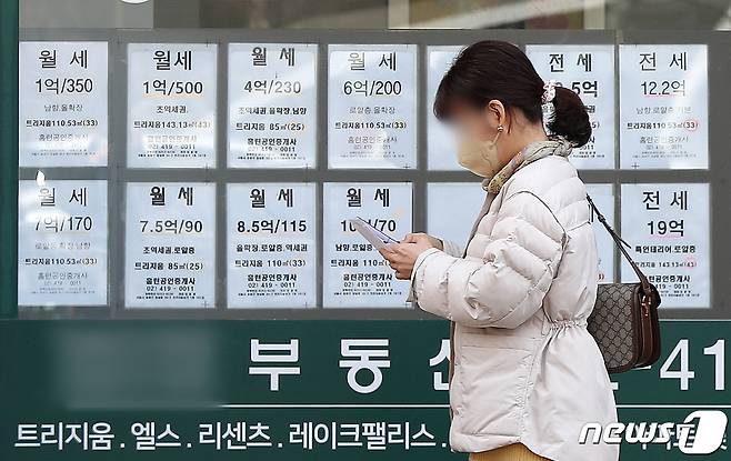 .16일 서울의 한 공인중개사무소에 아파트 매매를 비롯한 전·월세 매물 시세표가 붙어 있다. 2022.3.16/뉴스1 © News1 민경석 기자