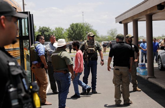 미국 텍사스주 초등학교 총격 현장에 출동한 경찰 [AP=연합뉴스]