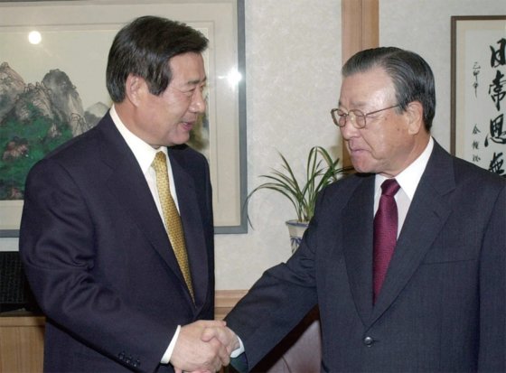 2001년 9월 한광옥 신임 새천년민주당 대표가 김종필 자민련 명예총재의 서울 중구 청구동 자택을 방문해 인사하고 있다.