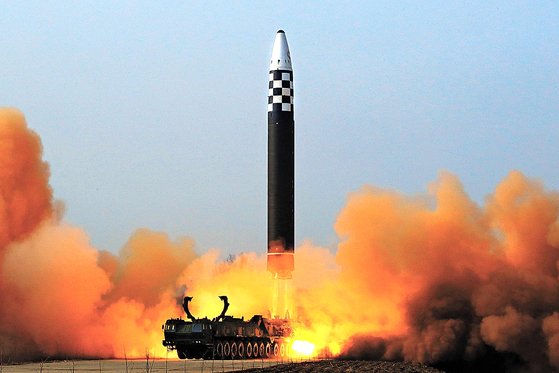 북한 노동당 기관지 노동신문은 25일 전날인 24일 발사한 미사일이 신형 대륙간탄도미사일(ICBM)인 '화성-17형'이라고 밝혔다. 김정은 노동당 총비서가 직접 발사 명령을 하달하고 현장에 참관해 발사 전과정을 지도했다고도 전했다.  뉴스1