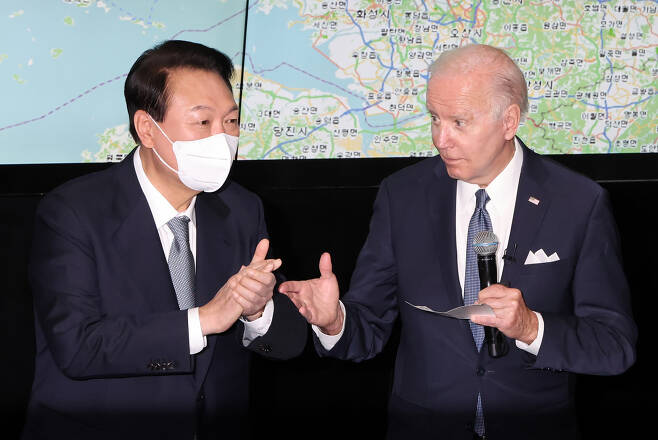 President Yoon Suk-yeol (left) and President Joe Biden at the Korean Air and Space Operations Center at the US Air Force Base in Osan on Sunday (Yonhap)