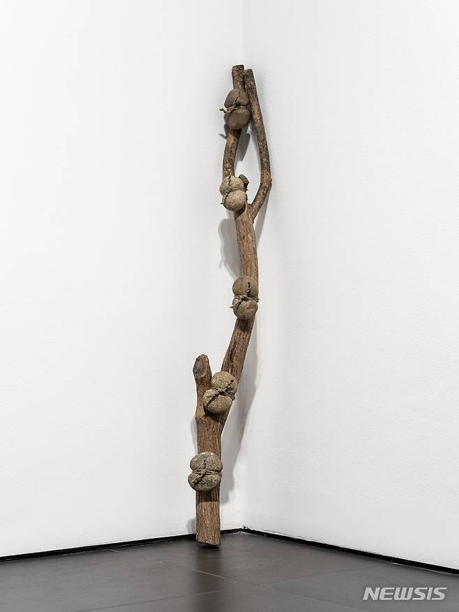 [서울=뉴시스]이승택, 무제, 1990s, 돌, 나무, 노끈, 107 x 11 x 6(d)cm