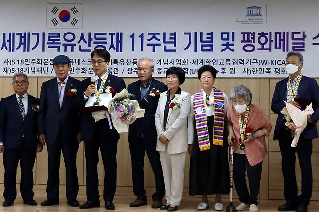 [오산=뉴시스] 박상규 한신학원 이사장(왼쪽 세 번째)이 김영진 이사장으로부터 평화메달을 수여받고 수여자를 대표해 인사말을 하고 있다. 202.05.25. (사진=한신대 제공) *재판매 및 DB 금지