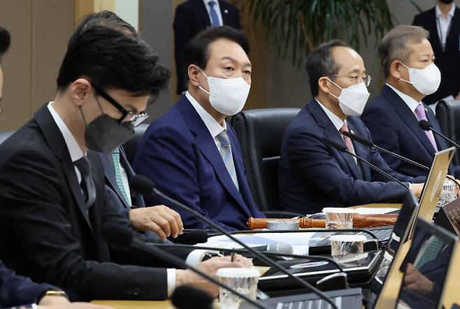 윤석열 대통령이 26일 오전 세종시 정부세종청사에서 열린 국무회의에서 발언을 하고 있다. (사진=연합뉴스)