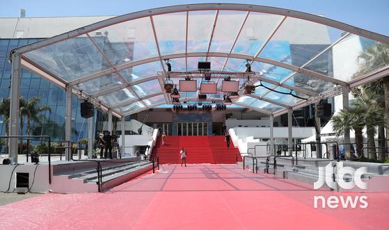 제75회 칸영화제(Cannes Film Festival)가 개최되는 팔레 드 페스티벌(Palais des Festival) 옆 전세계 영화인들의 꿈의 무대로 불리는 뤼미에르 대극장(GRAND THEATRE LUMIERE) 레드카펫 전경 | 칸(프랑스)=박세완 기자 〈사진=JTBC엔터뉴스〉