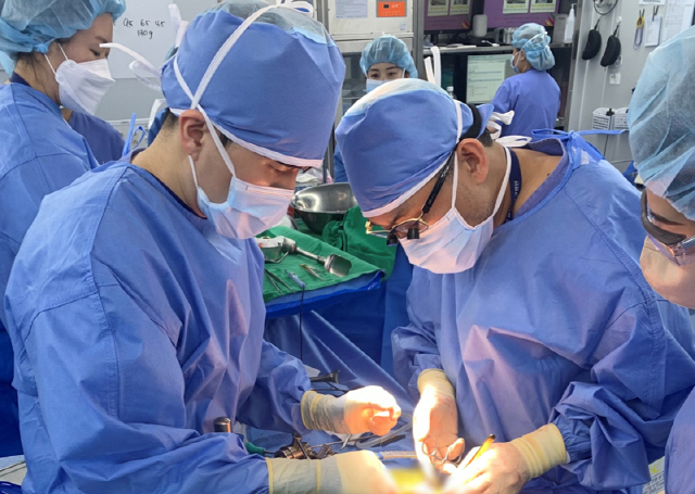 신장이식 수술을 집도 중인 혈관이식외과 김지일 교수(오른쪽)와 신창식 교수.