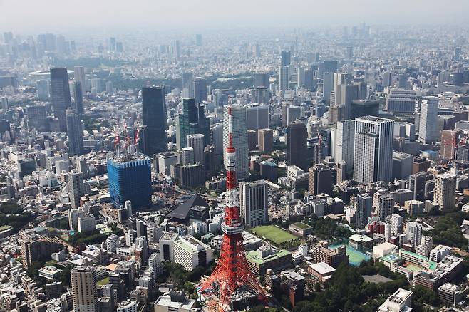 지난해 7월 헬기 상공에서 바라본 일본 도쿄 도심 전경. 도쿄 타워가 보인다./ 도쿄=올림픽사진공동취재단