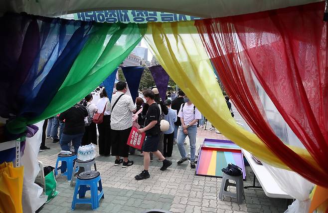 차별금지법 제정을 요구하는 단식농성 46일째인 26일 서울 여의도 국회의사당 앞에서 열린 농성&단식투쟁 마무리 기자회견에서 연대하는 시민들이 계속해서 무리에 합류하고 있다.백소아 기자