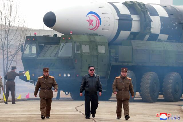 김정은(가운데) 북한 국무위원장이 지난 3월 24일 대륙간탄도미사일(ICBM) '화성-17형' 시험발사를 지도하고 있다. 평양=조선중앙통신 연합뉴스