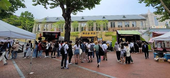 25일 오후 서울 성북구 고려대학교에서 학생들이 축제를 즐기고 있다. 함민정 기자
