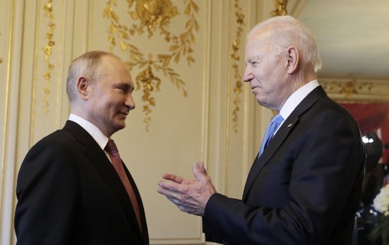 지난해 6월 스위스 제네바에서 정상회담 중인 블라디미르 푸틴 러시아 대통령과 조 바이든 미국 대통령. [타스=연합뉴스]