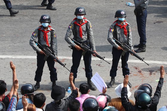 지난해 2월 미얀마 수도 네피도에서 반(反) 쿠데타 시위에 나선 시민들이 군인들을 마주 보고 '세 손가락 경례'를 하고 있다. [EPA=연합뉴스]