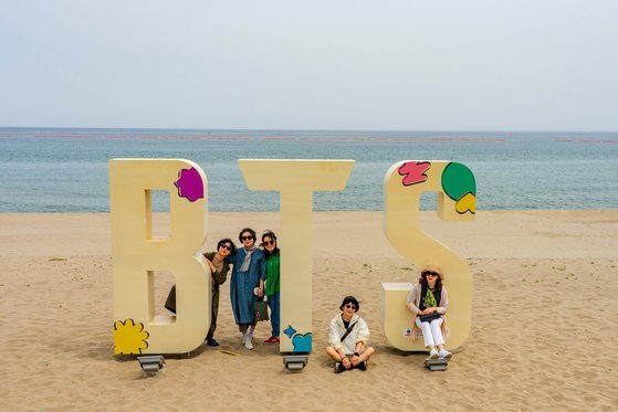 삼척 맹방해변은 방탄소년단의 '퍼미션 투 댄스' 화보 촬영지로 유명하다. 삼척시가 해변에 방탄소년단 관련 조형물을 여럿 설치하면서 관광명소로 거듭났다.