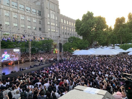 25일 오후 서울 성북구 고려대학교에서 학생들이 축제를 즐기고 있다.