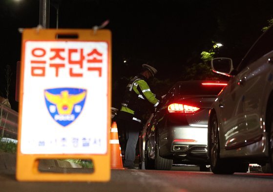 지난달 29일 밤 서울 서초IC 인근에서 경찰이 음주운전 단속을 하고 있다(내용과 연관없는 사진). 뉴스1