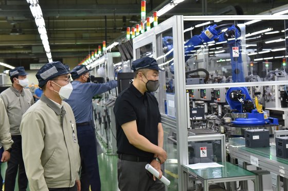 구자은 LS그룹 회장(오른쪽)이 25일 LS일렉트릭 천안사업장에서 산업용 인버터 자동생산라인을 점검하고 있다.   연합뉴스