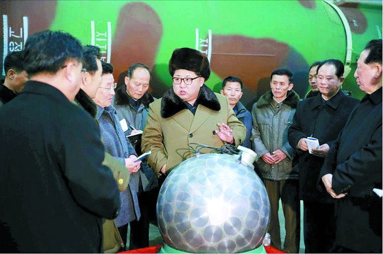 북한이 2016년 3월 핵탄두 소형화 성공을 주장하며 공개한 기폭장치 추정 물체를 바라보는 김정은 국무위원장의 모습. 노동신문, 뉴스1