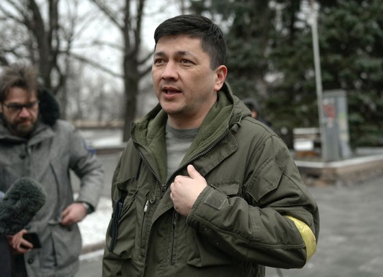 비탈리 김 주지사가 지난 3월 11일 미콜라이우에서 외신 기자들과 인터뷰를 하고 있다. AFP=연합뉴스