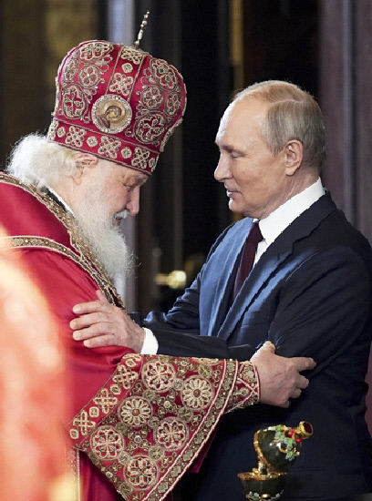러시아 정교회 수장인 키릴 총대주교(왼쪽)와 블라디미르 푸틴 러시아 대통령이 지난달 24일 모스크바에서 열린 부활절 의식 때 인사를 건네고 있다. 모스크바 | AP연합뉴스