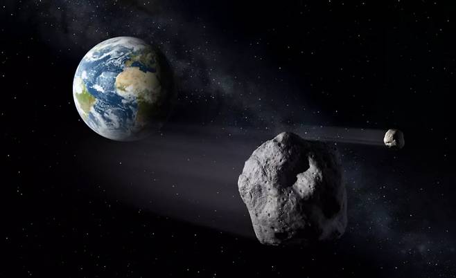 오는 2029년 지구에서 3만1600㎞ 거리까지 접근할 소행성 ‘아포피스’ 상상도. 유럽우주국(ESA) 제공