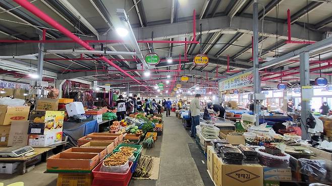 The Sehwa Traditional Five-day Market in Sehwa Beach, Jeju Island, on Friday morning. (Kim Hae-yeon/ The Korea Herald)